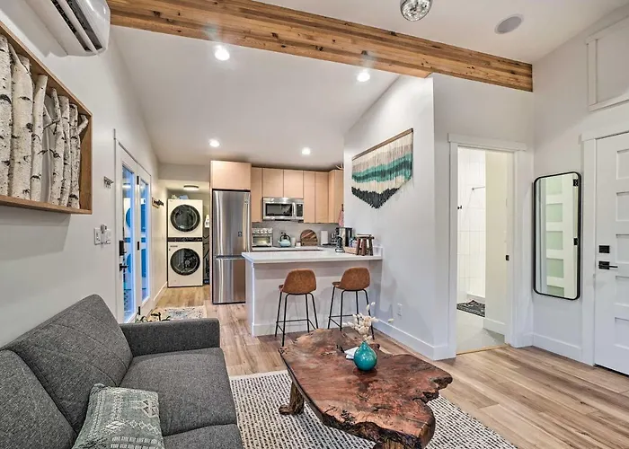 Apartment Cozy W/ Patio - Near Dtwn!