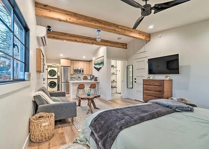 Apartment Cozy W/ Patio - Near Dtwn!