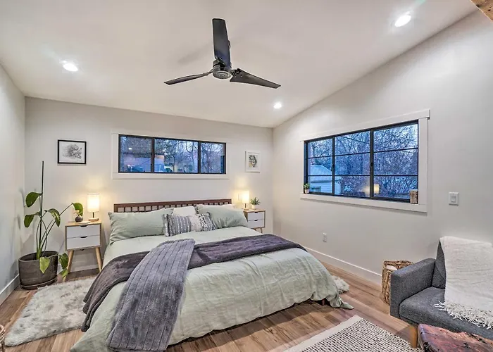 Apartment Cozy W/ Patio - Near Dtwn! *