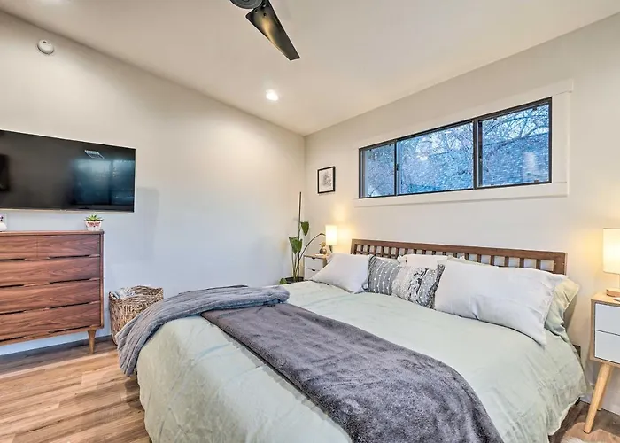 Apartment Cozy W/ Patio - Near Dtwn!