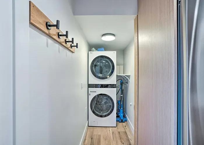 Cozy W/ Patio - Near Dtwn! *