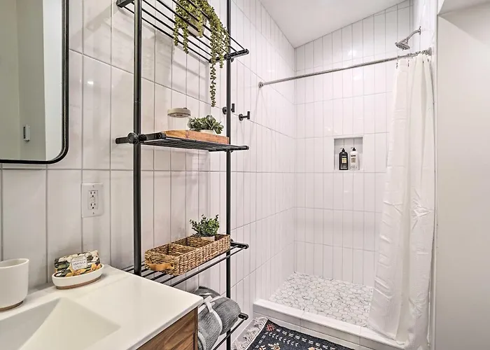 Cozy W/ Patio - Near Dtwn!