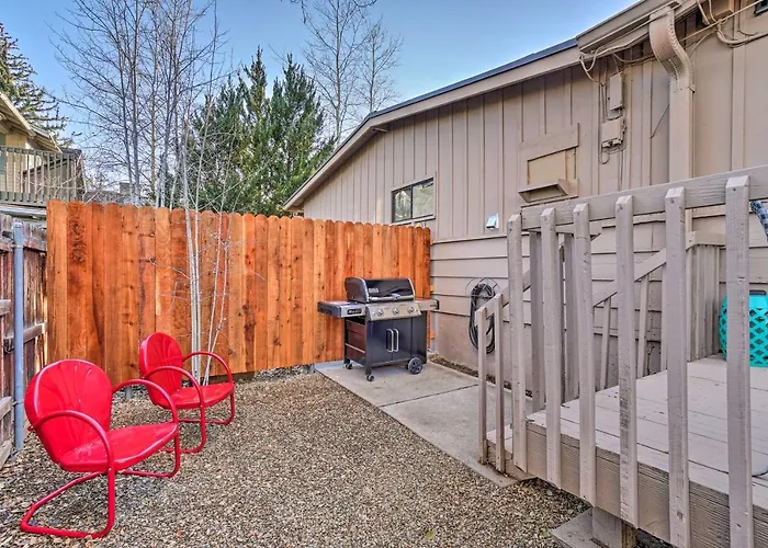 Apartment Cozy W/ Patio - Near Dtwn!