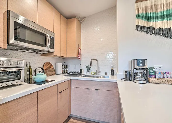 Apartment Cozy W/ Patio - Near Dtwn!